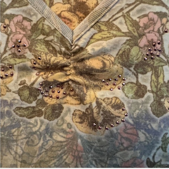 ONE WORLD floral v neck tshirt Y2k inspired size small - Picture 4 of 6